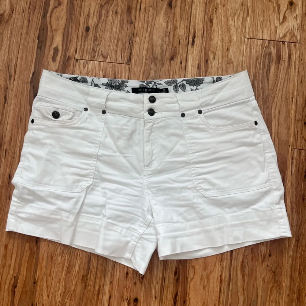 Black and White -cute shorts-perfect neutral options as a wardrobe base - Picture 4 of 7